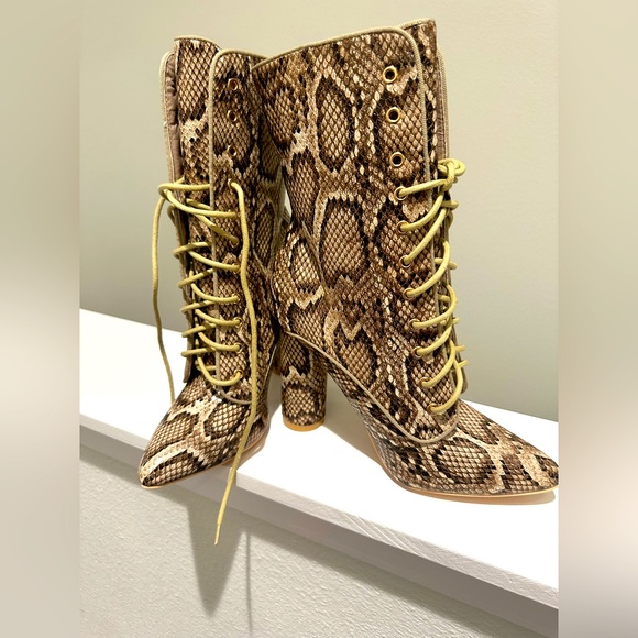Snakeskin pattern boots. Size US 8.5. Brand new. - Picture 1 of 6